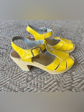 Jeffrey Campbell Yellow Patent Platform Clog Sandals Womens Size 8